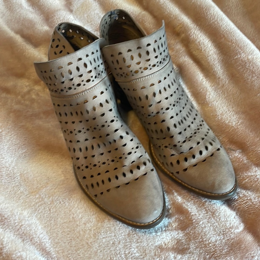 Light pinkish color hard to capture exact color. Soft leather material.